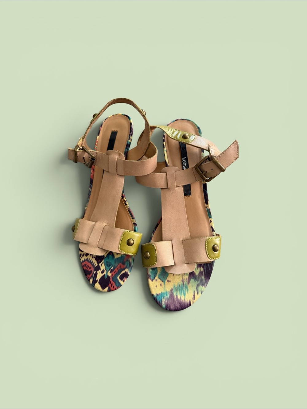 Kensie Tan Leather Strappy Sandals with Multicolor Printed Insole